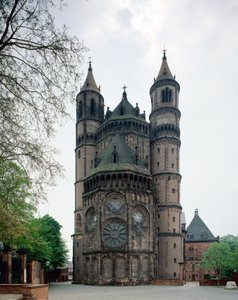 Arte románico: vista del ábside de la Catedral de San Pedro (siglos XI-XIII) de Romanesque