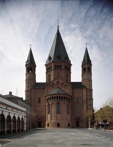 Arte románico: vista de la catedral de San Martín, construida entre los siglos X y XII. Maguncia, Alemania de Romanesque