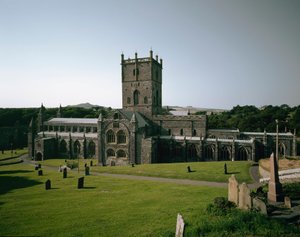 Arte románico: vista de la iglesia de San David construida entre los siglos VI y XII. Saint David
