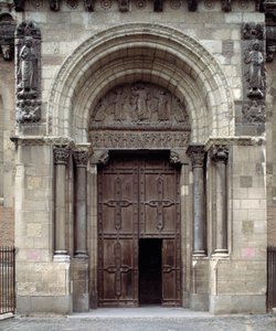Portal sur de la Basílica de Romanesque