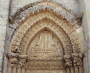 La crucifixión de San Pedro, falso portal de la iglesia (escultura) de Romanesque