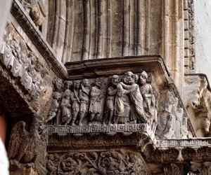 El beso de Judas, friso del portal de Romanesque