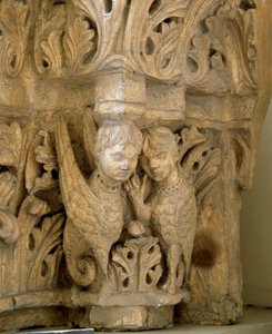 Decoración superior con sirenas y pájaros según el modelo de los de la Iglesia Saint Loup de Naud (Seine y Marne) 1170 de Romanesque