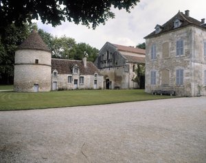 Vista del palomar, iglesia y residencia del abad de Romanesque