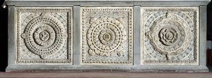 Vista del altar compuesto por bandejas de mármol de Romanesque
