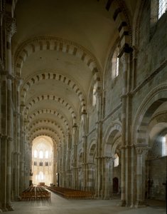 Vista de la nave central de la Basílica de Santa María Magdalena (1096-1106), Vezelay, Yonne