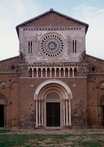 Vista de la fachada de la iglesia de San Pietro (ca. 1250, restaurada en 1870) Tuscania, Italia de Romanesque