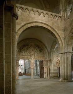 Vista del nártex y tímpano central que representa la misión de los apóstoles. Basílica de Santa María Magdalena (1096-1106), Vezelay, Yonne de Romanesque