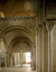 Vista del nártex y tímpano central representando la misión de los apóstoles. Basílica de Santa María Magdalena (Sainte Marie Madeleine) (1096-1106), Vézelay, Yonne de Romanesque