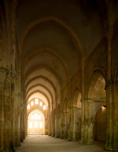 Vista de la nave de la iglesia de la abadía cisterciense de Romanesque