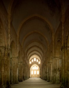 Vista de la nave de la iglesia de la abadía cisterciense fundada en el siglo XII de Romanesque
