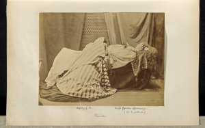 [Lady Middleton como "Elaine" y Sophy L.M. en Tableau Vivant de "Idilios del Rey"] de Ronald Ruthven Leslie Melville