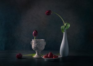 Tulipanes melancólicos y fresas de Rong Wei