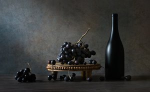 Uvas intensas, botella oscura de Rong Wei