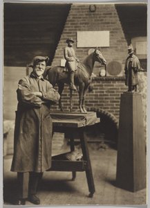 En estudio, Cyrus Dallin (foto b/n) de Ross W. Baker