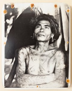Un Ifugao tatuado del distrito de Kababuyan de Roy Barton