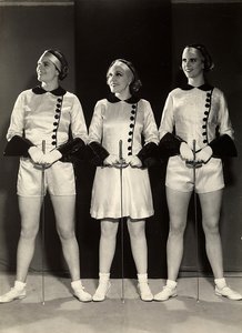 Retrato de tres gimnastas femeninas con ropa de esgrima de Rudolf Duhrkoop