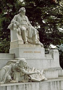 Monumento en homenaje al compositor alemán Johannes Brahms (1833-1897) dirigido por Rudolf von Weyr (1847-1914). Ressel Park, Viena Austria de Rudolf von Weyr