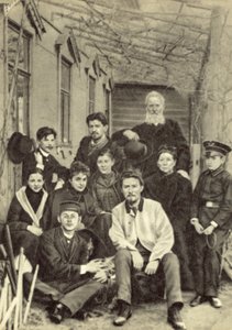 Antón Chéjov con familiares y amigos en el patio de su casa en la calle Sadovaya-Kudrinskaya, Moscú, primavera de 1890 de Russian Photographer