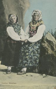 Chicas en traje tradicional letón