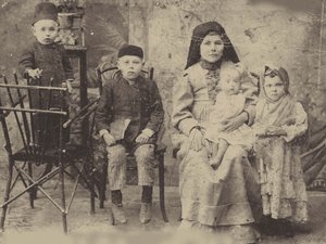 Familia Tártara de Kazán, c.1900 de Russian Photographer