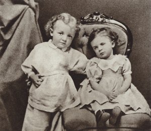 Lenin a la edad de cuatro años y su hermana Olga, Simbirsk, 1874 de Russian Photographer