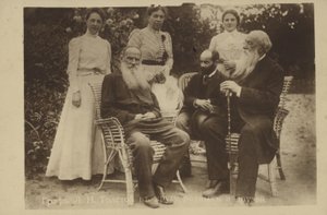 León Tolstói con familia y amigos de Russian Photographer