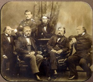 Leon Tolstoi (1828-1910) et Dmitri Grigorovitch (1822-1900) - Assis, Ivan Alexandrovitch Gontcharov (1812-1891), Ivan Sergeyevich Tourgueniev (Turgenev, Tourguenieff ou Tourgueneff) (1818-1883), Alexander Vasilievich Drushinin (Druzhinin) ( 1824-1864) y ot de Russian Photographer