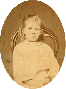 Retrato Lyubov F. Dostoyevskaya (1869-1926), hija del autor Fyodor Mikhailovitch Dostoevsky (Fedor, Fiodor Dostoievski, Dostoevsky, Dostoevskij) (1821-1881). Foto de albúmina