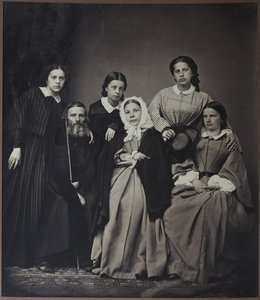 Retrato del autor y lexicógrafo Vladimir Dahl (Dal) (1801-1872) con Familia (su esposa Ekaterina Lvovna Sokolova (1819-1872) e hijas), Anónimo. Foto de albúmina