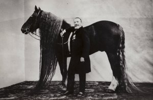 Artista de circo ruso Akim Nikitin con un caballo de Russian Photographer