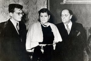El compositor Dmitri Dmitriyevich Shostakovich, la cantante Maria Maksakova y el escritor Aleksei Nikolayevich Tolstoy de Russian Photographer