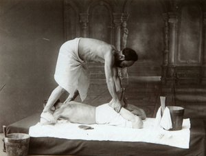 El baño oriental. Masaje. Foto de albúmina por Dmitri Ivanovich Yermakov (1845-1916)