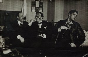 Vladimir Mayakovsky (derecha) con David Burlyuk (centro) y Andrei Shemshurin, 1914, Moscú de Russian Photographer