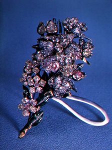 Broche en forma de ramo de flores con diamantes talla brillante y decoración de esmalte, c.1750 de Russian School