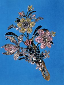 Broche en forma de gran ramo con diamantes de talla brillante y esmeraldas