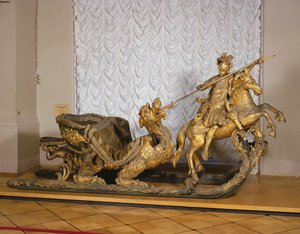Trineo de carnaval con la figura de San Jorge de Russian School