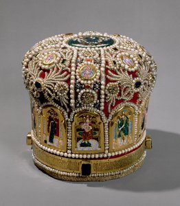 Mitra con perlas y piedras preciosas