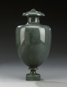 Uno de un par de jarrones Kalkan, Peterhof, c.1800 de Russian School