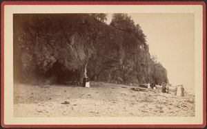 [Grupo de personas en la costa cerca de los acantilados, posiblemente en Mt. Desert, Maine] de S.R. Stoddard