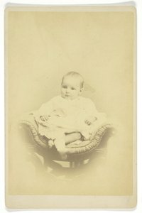Retrato sin título de un infante sentado, 1850-1899 de S. A. Thomas