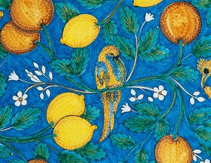 Cítricos, flores y pájaros sobre fondo azul, detalle decorativo de mesa, mayólica de piedra de lava, fabricación Salvatore Gurreri, Caltagirone, Sicilia, Italia, siglo XX. de Salvatore Gurreri manufacture