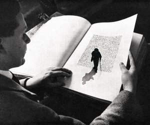Un hombre lee «Un viaje en solitario»