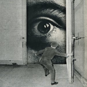 Una mirada surrealista más allá de la puerta