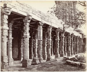 Columnata reunió ornamenten aan de base van de Qutb Minar en Delhi Colonnade of Hindoo Pillars, en Kútub, East Side (título original del objeto) de Samuel Bourne (signed by artist)