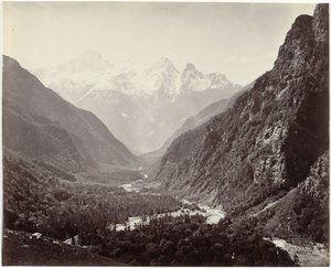 Vista de un valle y los picos de Srikanta, India Valle boscoso de Fulaldaru, con los picos Srikanta a lo lejos (título original) de Samuel Bourne (signed by artist)