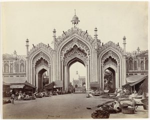 Puerta para el bazar de Hosseinabad, Lucknow Puerta de entrada del bazar de Hooseinabad (título original) de Samuel Bourne (signed by artist)