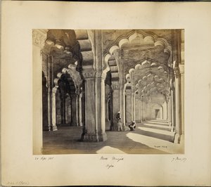 Agra; interior de la Motee Musjid, con arcos y pilares sarracenos de mármol de Samuel Bourne