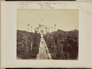 Agra; el Taj y el jardín, desde la puerta de entrada de Samuel Bourne