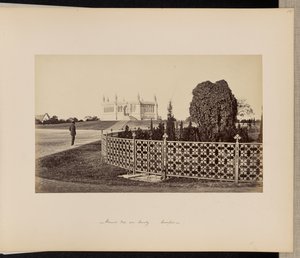 Cawnpore; El pozo conmemorativo desde el sur, abarcando el gran Elephant Creeper de Samuel Bourne
